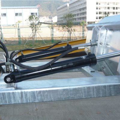 易於使用的積極鎖定機制。安全鏈將料斗固定在搬運車輛上。焊縫可防止洩漏。超深的叉子開口。 2“形成頂部唇部。高可見藍色琺瑯飾面